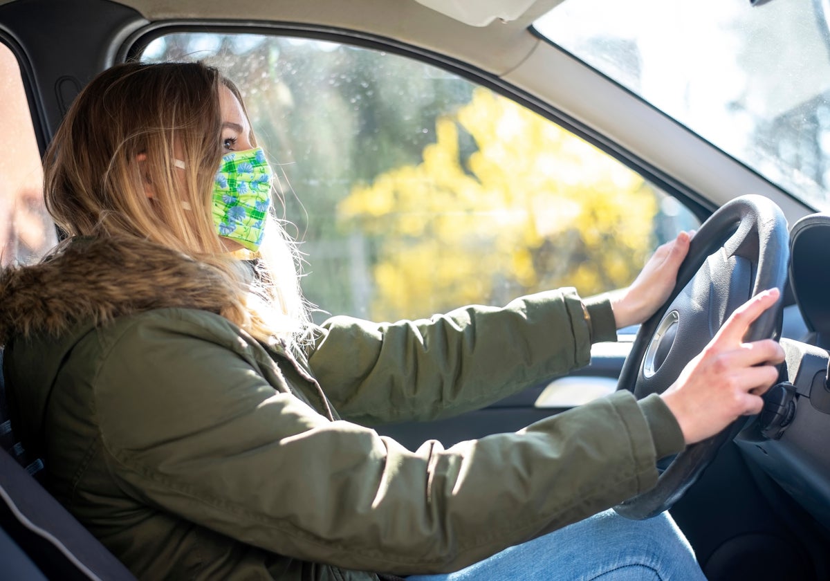 El aviso de la DGT a los conductores que lleven abrigo al volante