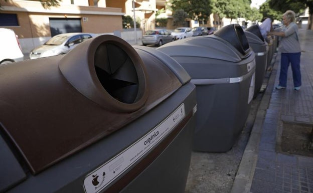 El contenedor marrón para basura orgánica está muy verde en Málaga