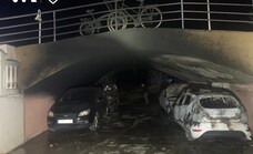 Arden cuatro vehículos aparcados debajo de un puente en La Cala del Moral