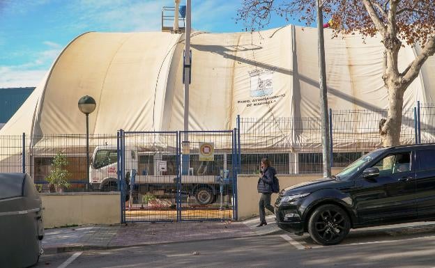 Problemas por el exceso de humedad en la piscina municipal del Serrano Lima de Marbella