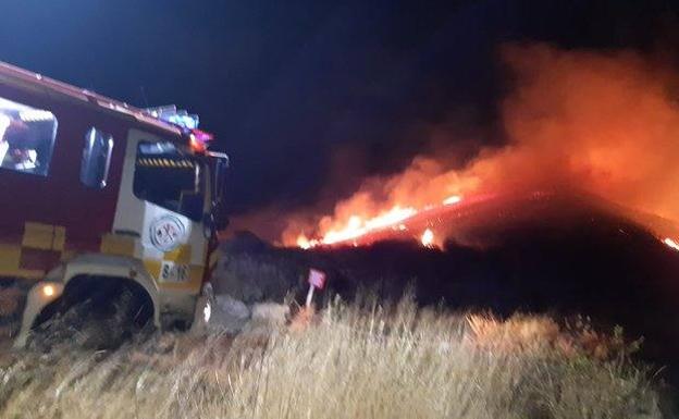 Logran estabilizar un incendio forestal en Benahavís, cerca de la urbanización Montemayor