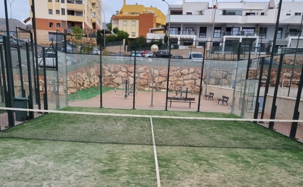 Rincón de la Victoria mejora las pistas de pádel de Los Almendros