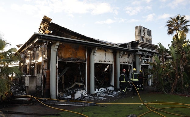 El chiringuito Kokun queda calcinado tras un incendio de madrugada