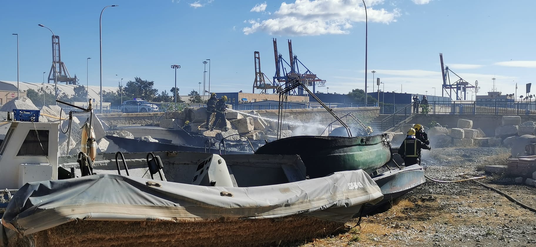 Un incendio en el puerto de Málaga obliga a cortar el Paseo Antonio Machado