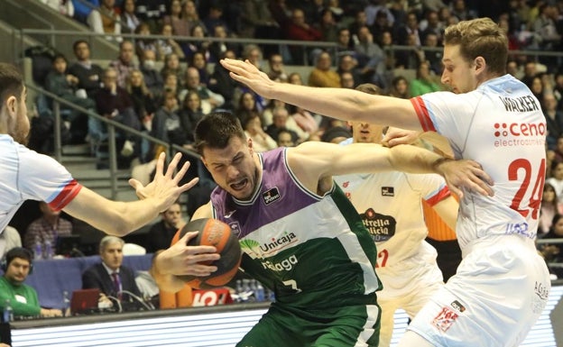 El Unicaja sobrevive a sí mismo para ganar en la pista del Obradoiro