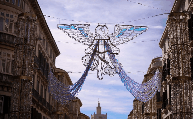 Empiezan a instalar los ángeles de la decoración navideña de la calle Larios