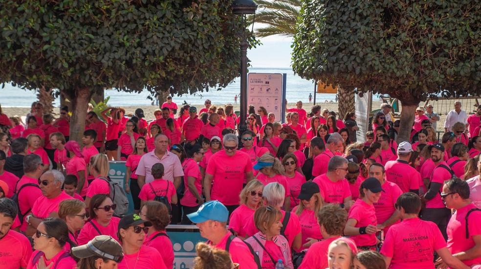 Marea rosa en Marbella: más de 3.000 personas recorren las calles