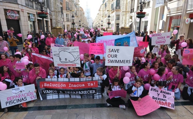 Los usuarios y nadadores de Inacua escenifican con una marcha de protesta su situación límite