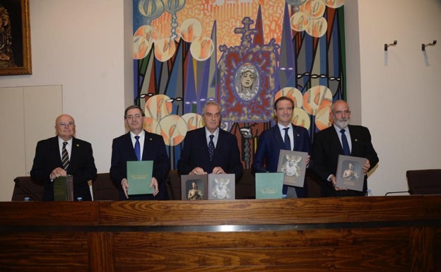 Un libro aporta una nueva revisión a la historia centenaria de la Agrupación de Cofradías
