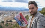 Manu Flores, en Gibralfaro, uno de los escenarios de su debut literario./francis silva