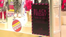 Los comercios lucen sus descuentos en los escaparates para el Black Friday