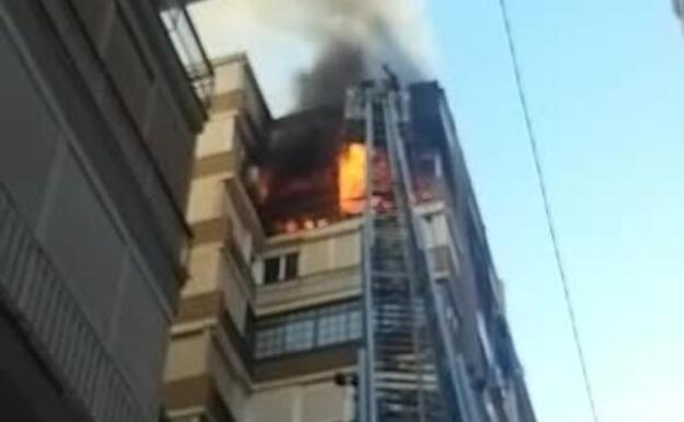 Ocho heridos, tres de ellos bomberos, en un aparatoso incendio en un bloque de La Malagueta