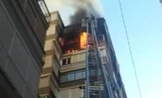 Ocho heridos, tres de ellos bomberos, en un aparatoso incendio en un bloque de La Malagueta