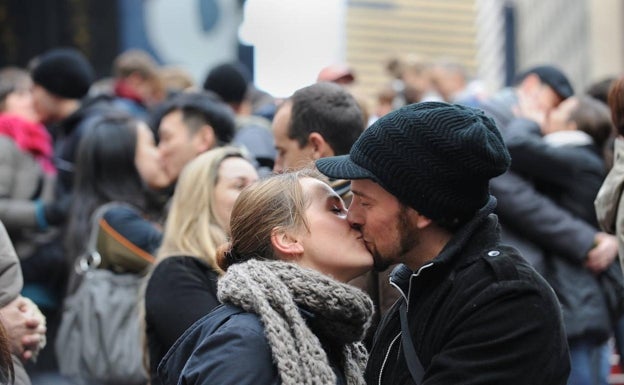 Las parejas del presente y futuro en la era digital: relaciones más cortas y menos miedo a las rupturas