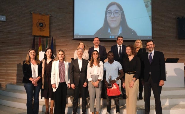 Premios Destacad@s de BBVA y SUR a tres jóvenes con los mejores expedientes en Turismo