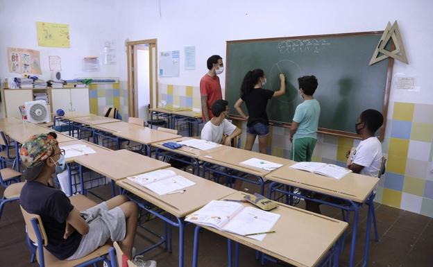 Juanma Moreno se compromete a poner en marcha un protocolo específico para la escolarización de niños con problemas de salud