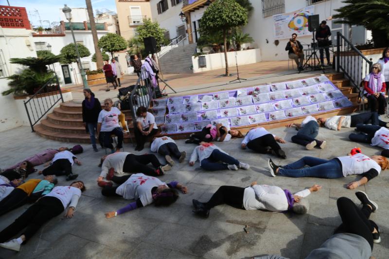 Benalmádena recuerda a las 38 mujeres fallecidas por la violencia de género este año