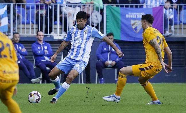 Un chispazo de fortuna da aire al Málaga