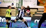 Laura Cano lanza a portería./SUR