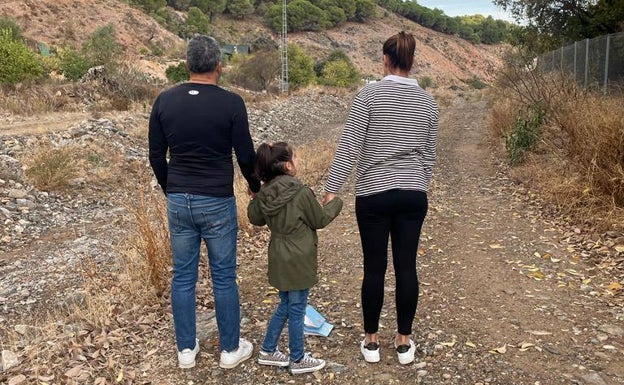 Familias de niñas con autismo piden un aula específica en Monda: «Si cambian de colegio le trastornan su rutina»