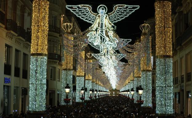 Una multitud da la bienvenida a la Navidad Celestial de Málaga