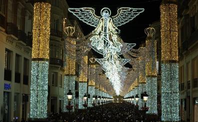 Una multitud da la bienvenida a la Navidad Celestial de Málaga