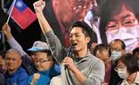El candidato del partido opositor Kuomintang, Chiang Wan-an, celebra su victoria en las elecciones en un mitin en Taipéi./AFP