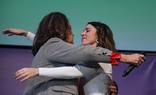 Irene Montero recibe el abrazo en el acto de apoyo de ayer de la histórica militante trans Carla Antonelli, que se ha dado de baja del PSOE./EP