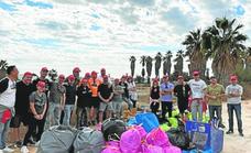 100 voluntarios limpian la playa de la desembocadura del Guadalhorce