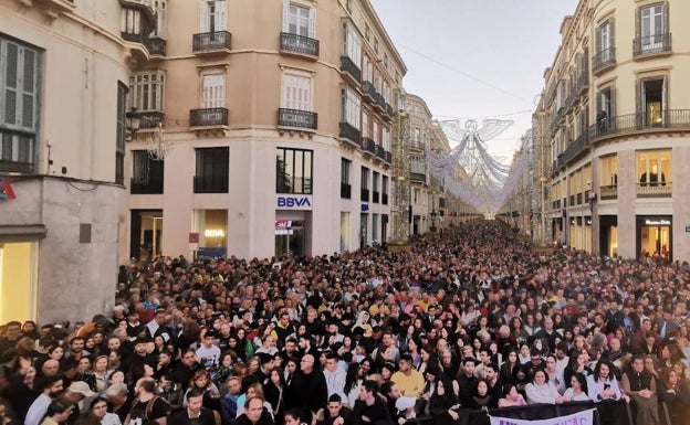 ¿Por qué se limita el aforo de la calle Larios en Semana Santa y no en el alumbrado navideño?