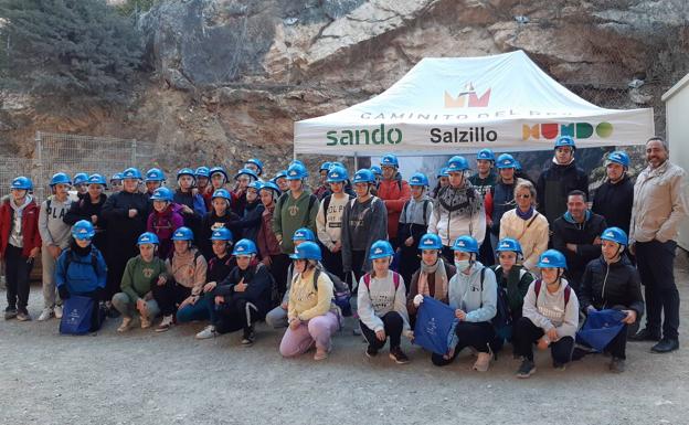 Medio millar de escolares de Málaga asisten al Caminito del Rey con motivo del Día Mundial de la Infancia