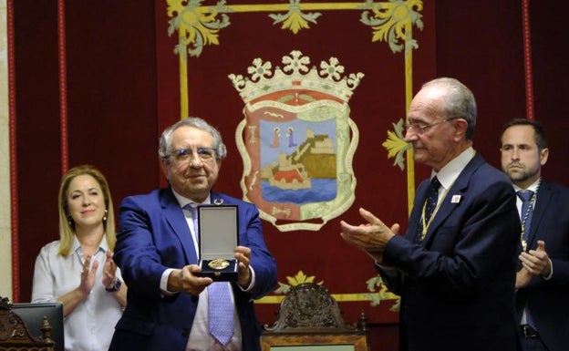 La UMA renueva su compromiso con el desarrollo de Málaga al recibir la medalla de oro de la ciudad