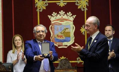 La UMA renueva su compromiso con el desarrollo de Málaga al recibir la medalla de oro de la ciudad