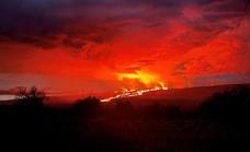 El volcán Mauna Loa dispara en Hawái fuentes de lava de hasta 60 metros