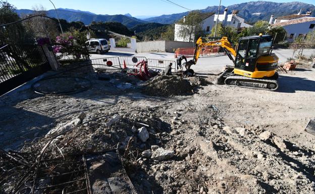 Alpandeire inicia el arreglo del camino Haza la fábrica