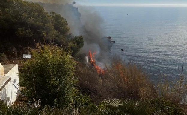 Controlado el incendio en los acantilados de Nerja