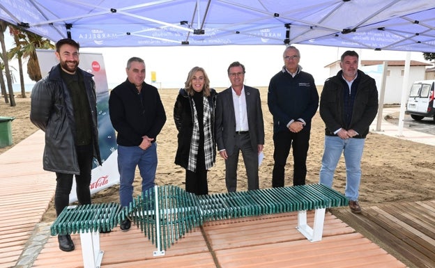 Un banco con plásticos recogidos por los pescadores de Marbella en la playa del Cable