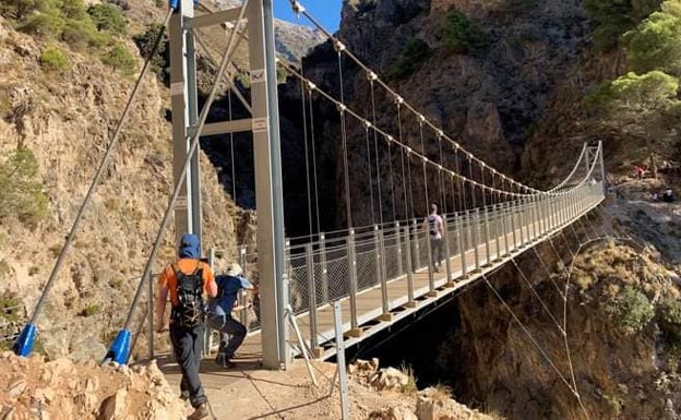 Canillas de Aceituno y la localidad granadina de Torrenueva Costa, hermanadas por sus puentes colgantes