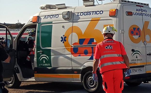 Tres trabajadores heridos tras precipitarse desde una altura de dos metros en la zona de la carretera Azucarera-Intelhorce