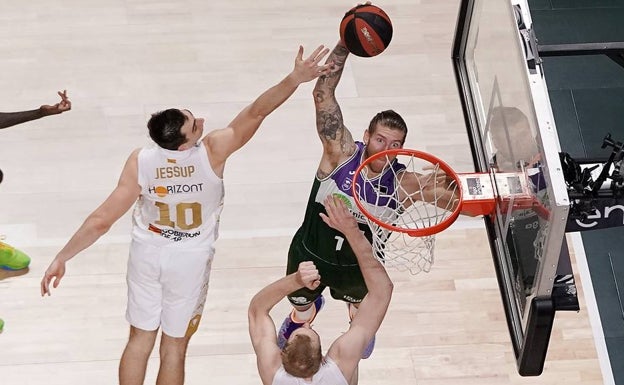 El vendaval del Unicaja se lleva por delante al Casademont Zaragoza