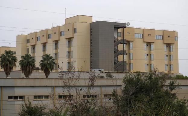 Hospitalizados dos nonagenarios tras declararse un incendio en una vivienda en Málaga capital