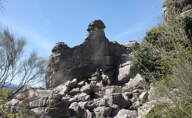 Un recorrido por los laberintos de piedras erosionadas de Málaga