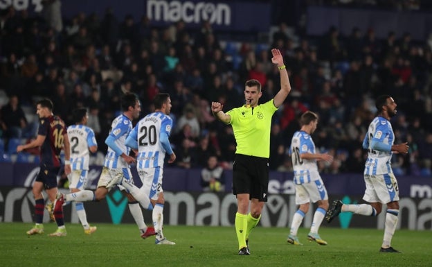 El escudo ideado por Mel le sirvió al Málaga solamente una hora