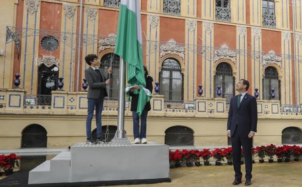 Juanma Moreno anima a reivindicar el andalucismo en una España constitucional en el primer Día de la Bandera de Andalucía