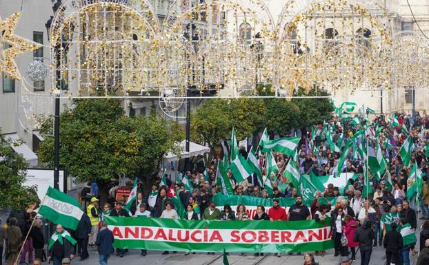 Cientos de personas se manifiestan en Sevilla para reivindicar una Andalucía «soberana y dueña de su destino»