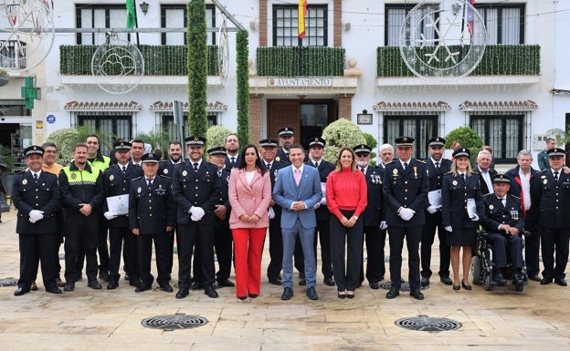 El Ayuntamiento de Torrox distingue a nueve agentes de la Policía Local «por su celo profesional»