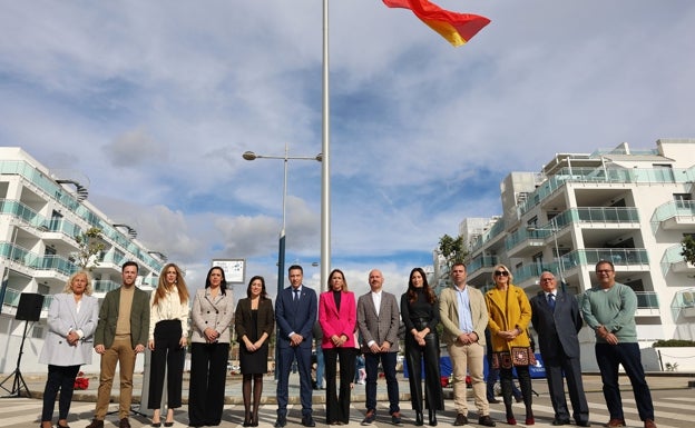 Torrox inaugura una plaza en homenaje a las Fuerzas Armadas en el Día de la Constitución