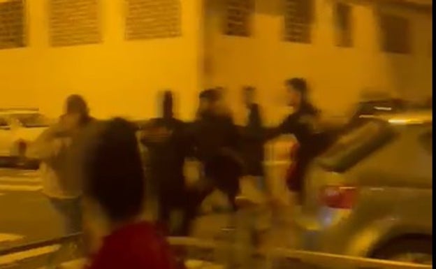 Pelea entre aficionados en Vélez-Málaga al término del partido España-Marruecos