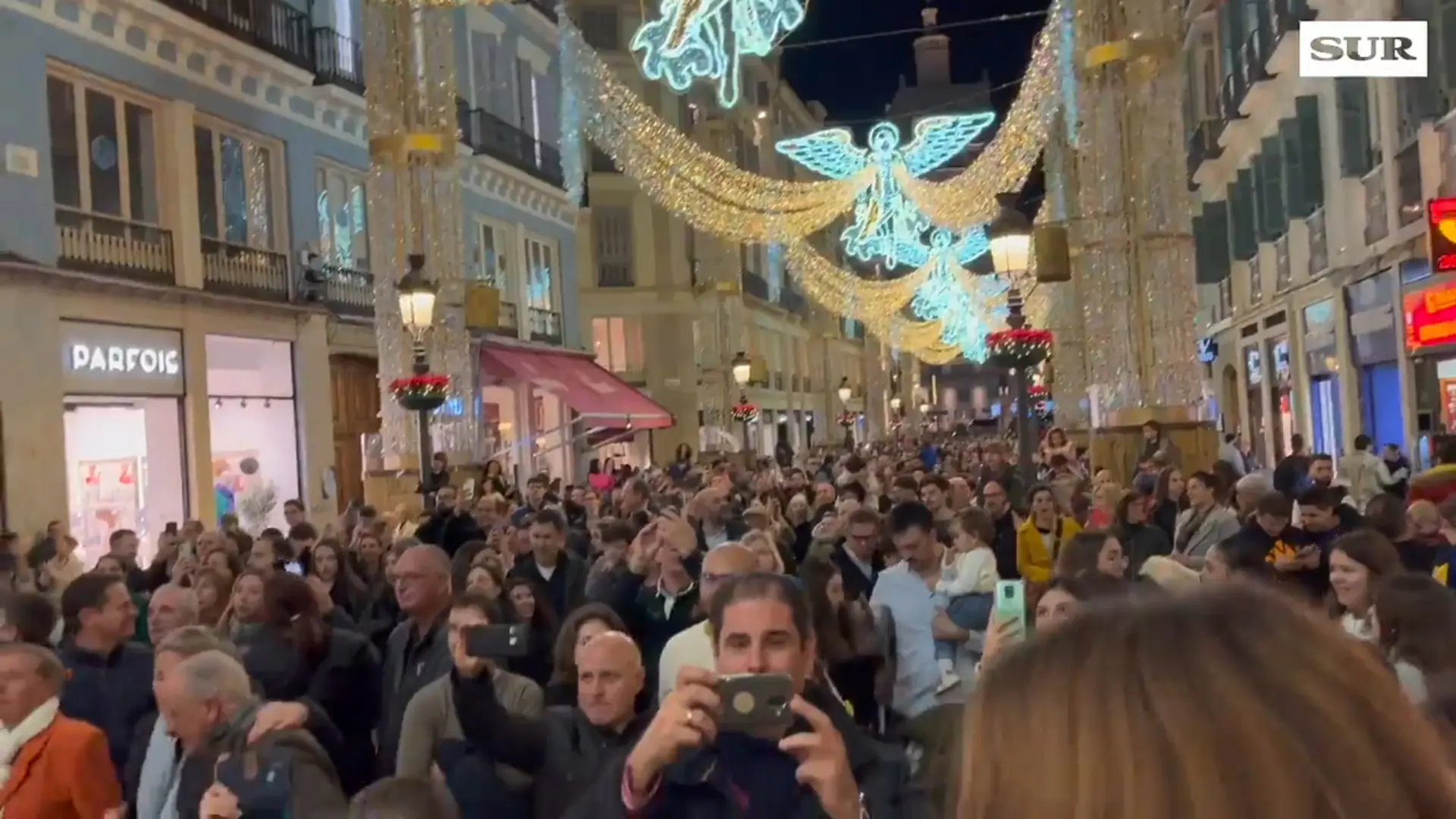 Así se anima el público a cantar y bailar villancicos con las luces de Navidad de Málaga