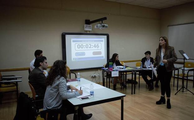 Casi cien centros debatirán por primera vez en inglés y francés en un torneo de debate educativo